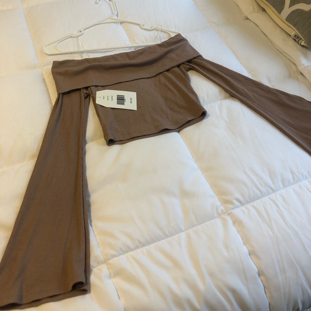 Tan off the shoulder crop top w. bell sleeve
